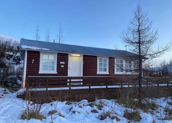Cozy 2 Bedroom Cottage With Hot Tub